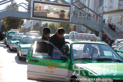 丽江出租车:15年难以撼动的“烫手山芋”