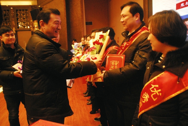 代总经理李懋为“优秀管理人员”颁奖
