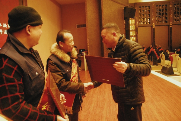 党委副书记方左鸣为“优秀班组”颁奖