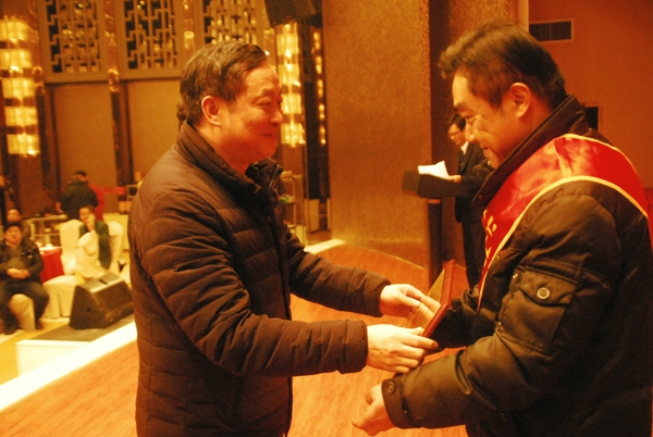 市客管处张勇处长为“优质服务先进集体”颁奖