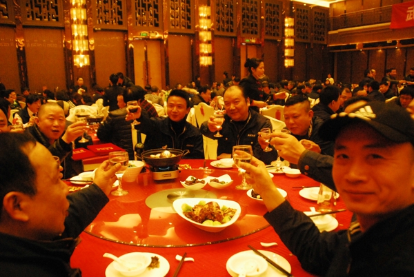 “十佳服务明星”们共同举杯
