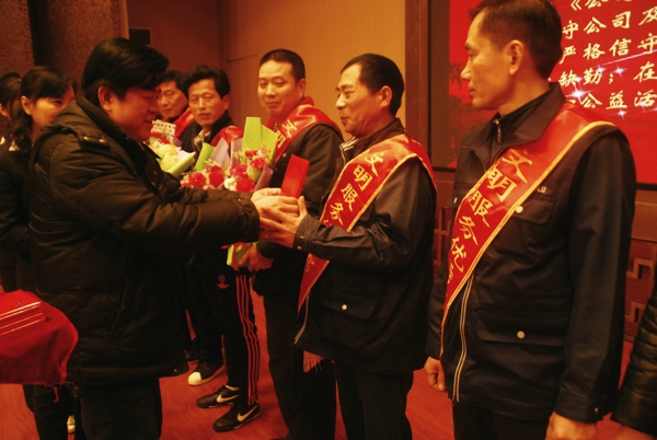 上图:副总经理李道兵为“文明服务优秀驾驶员”颁奖